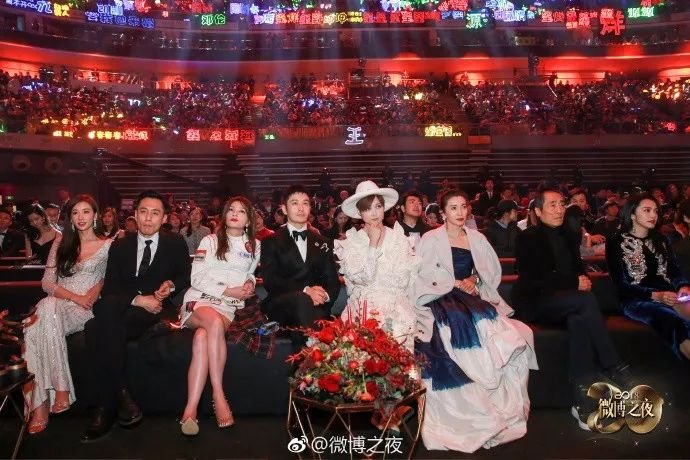 娜扎热巴首次同框，中间夹一个朱一龙，微博之夜的神颜组合来啦