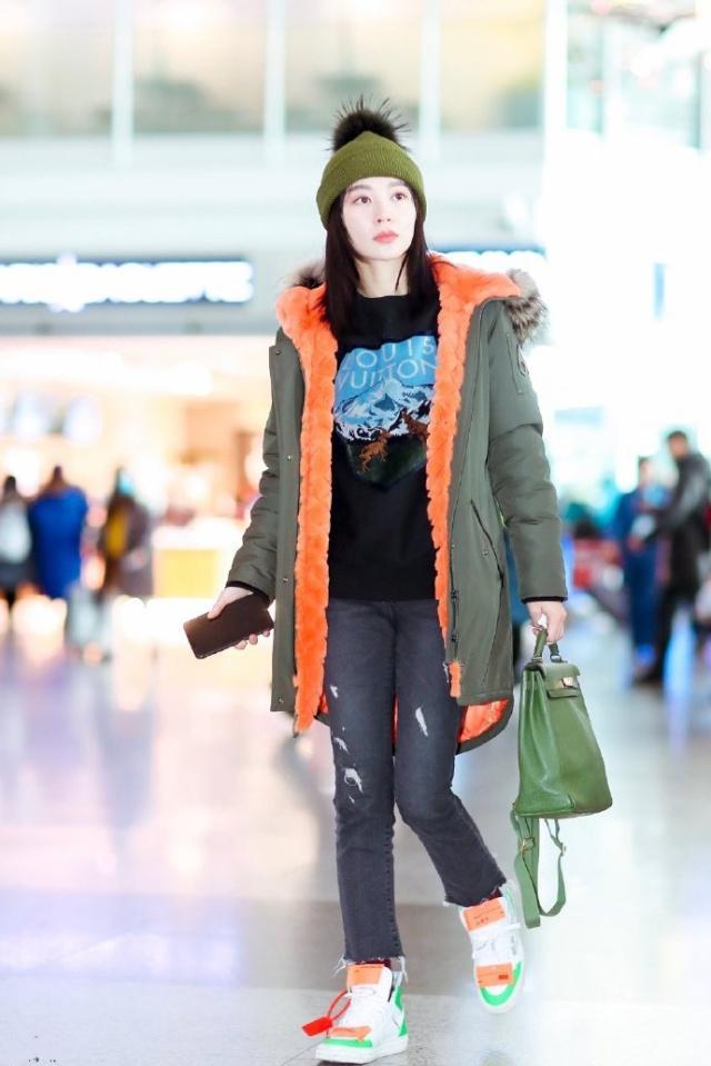 知否墨兰现身机场,一身军绿大衣保暖又时尚,怎