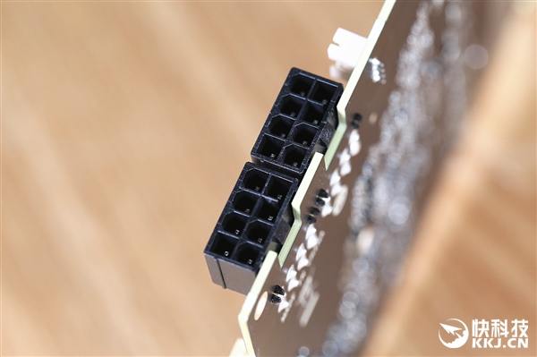 带一块屏幕 七彩虹iGame RTX 2060 Vulcan X OC拆解图赏