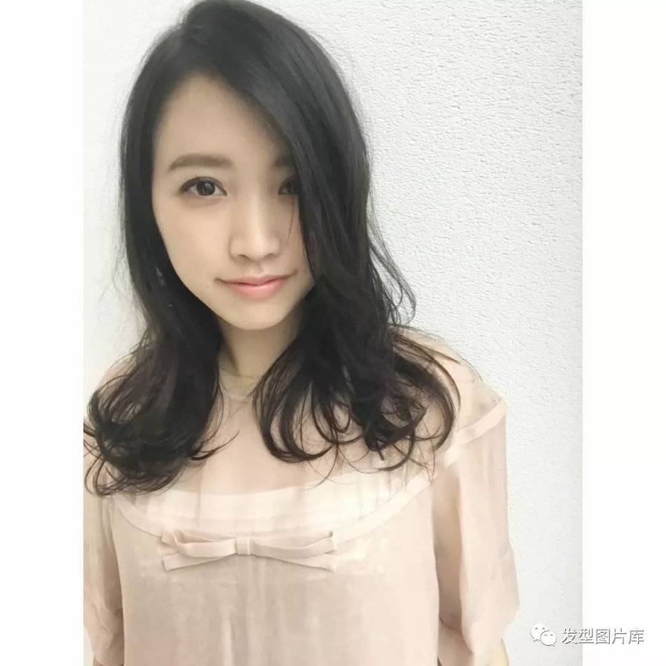 实拍:日本长卷短发发的湿发发型老外造型发廊平顶三七分图片