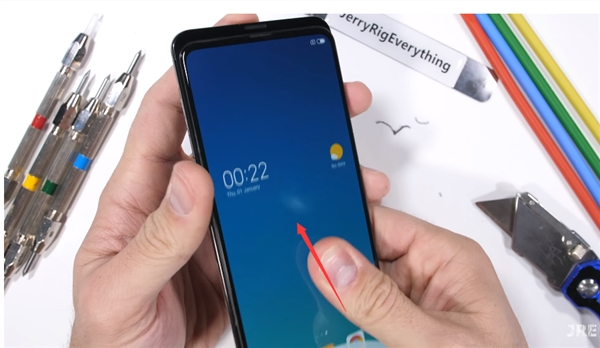 小米MIX 3终极暴力测试 能扛住刀刮、火烧和折弯吗