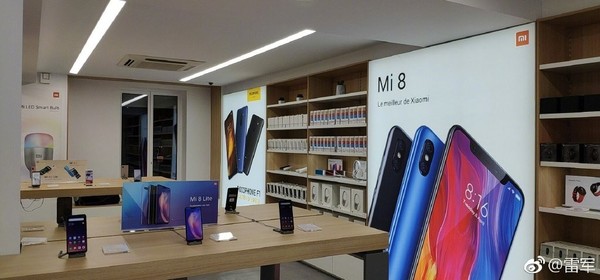 小米法国巴黎店铺开业 铁杆米粉凌晨3点便开始排队