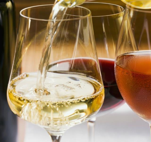 红葡萄酒杯和白葡萄酒杯有什么不一样呢？