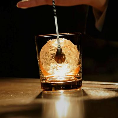 为什么威士忌里的冰块一定要是球形的?