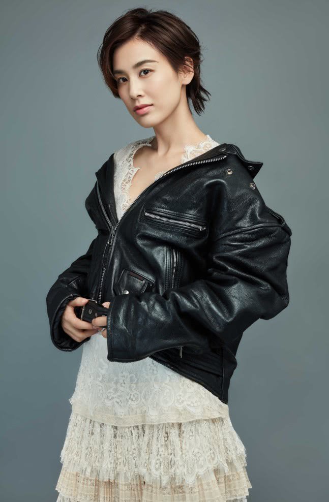 黄圣依穿蕾丝裙坐在地上,小腿立起来交叉在一