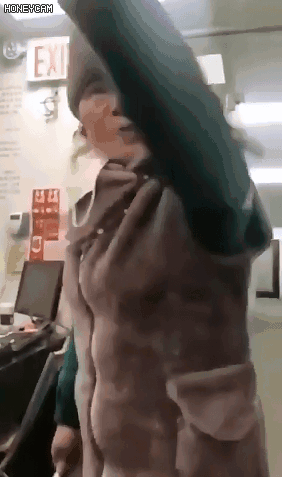 美极天使大妈大闹移民入籍中心网友却为何纷纷怒赞大妈