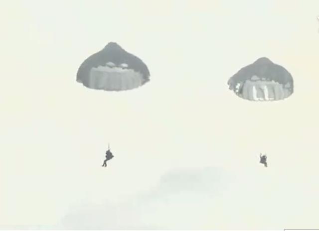 中国女兵高空跳伞画面爆燃!为什么女兵也要训练这一高难课目?