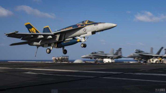 难怪舰载机起降被称刀尖舞蹈,歼15起飞压力让飞行员如同撞上铁墙