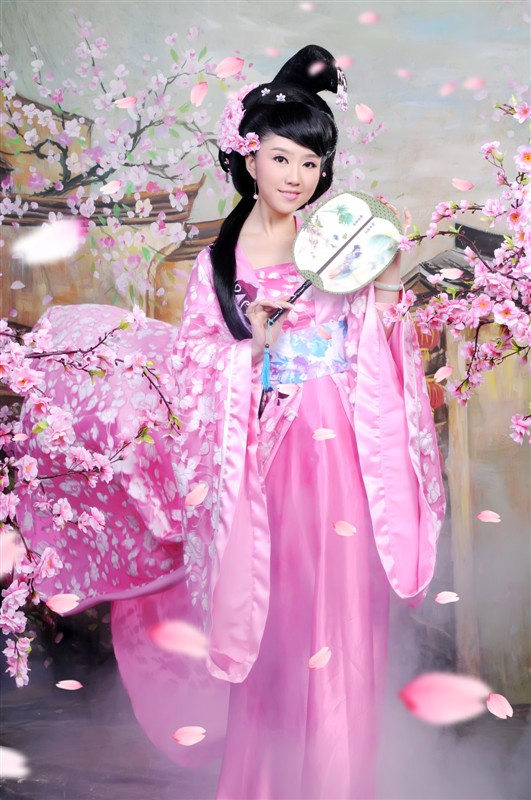 凤栖阁:古典美女-人面桃花相映红!