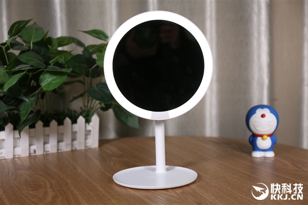比传统LED镜子亮3倍 小米优选AMIRO日光镜图赏