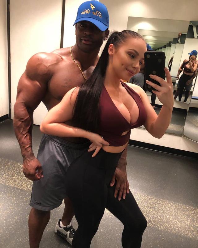 黑小子夺得古典健美冠军,赛场上大秀一字马!女友还是个白富美!