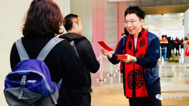 腾讯初八开工万人抢红包：马化腾刘炽平现场派发 队伍堪比春运