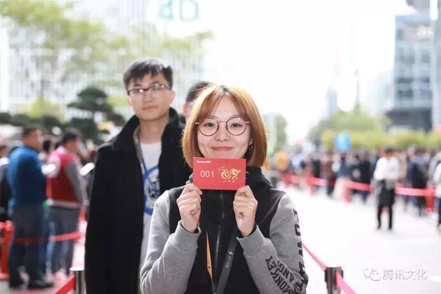 腾讯初八开工万人抢红包：马化腾刘炽平现场派发 队伍堪比春运