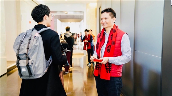 腾讯万人领红包 有人排队7小时：金额羡煞