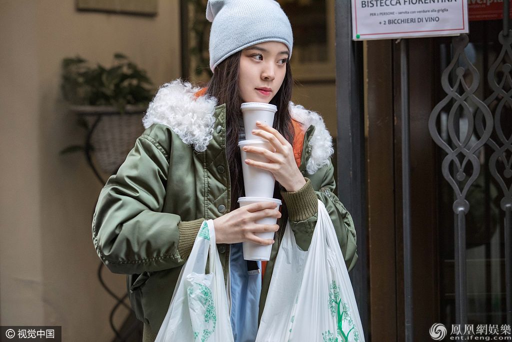 欧阳娜娜青春少女感扑面而来 变身花店小姐姐俏皮甜美