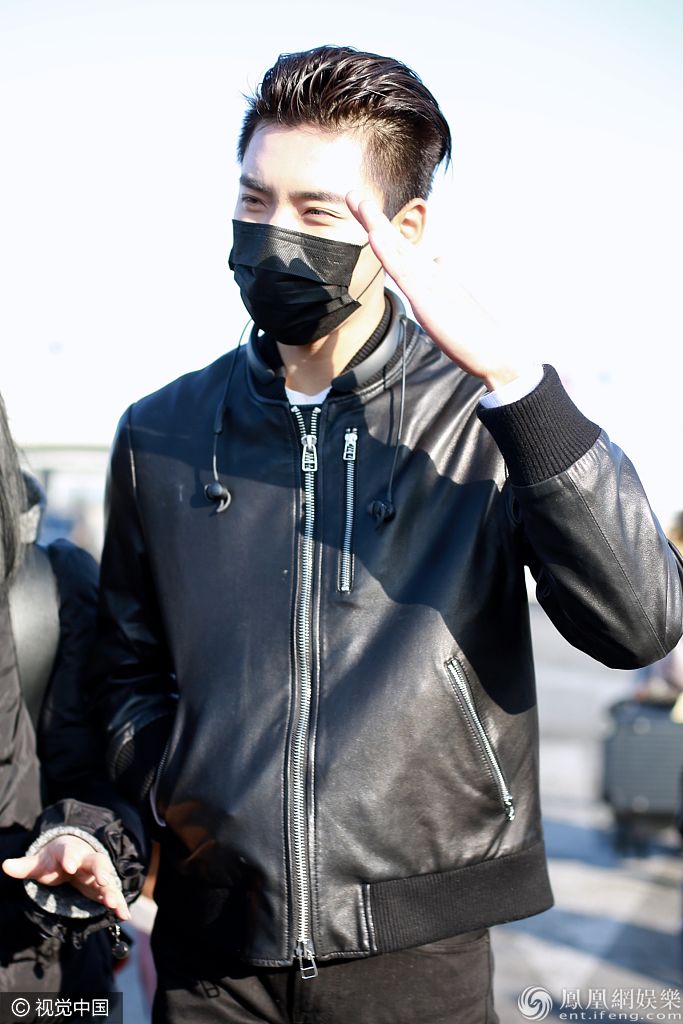 王子异全黑LOOK酷帅现身机场 左顾右盼堪称新一届表情帝