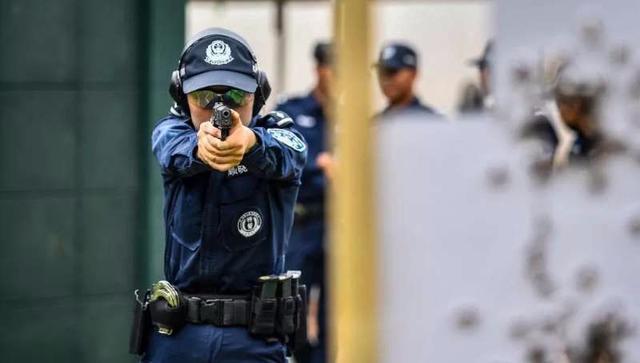 中国警察配发全自动手枪,装15发子弹:那个无名小卒还敢嚣张?