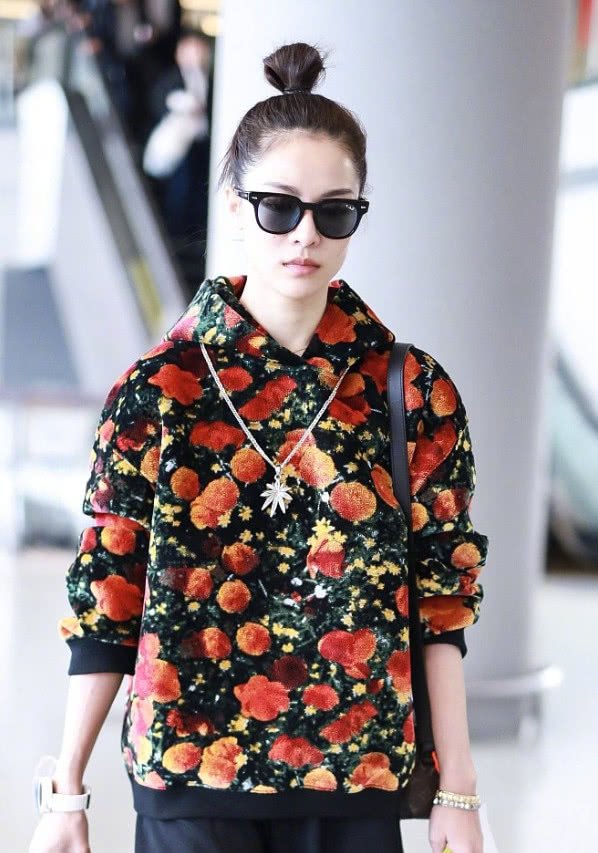 钟楚曦真是够节俭的,塑料袋当包包用,另一个包