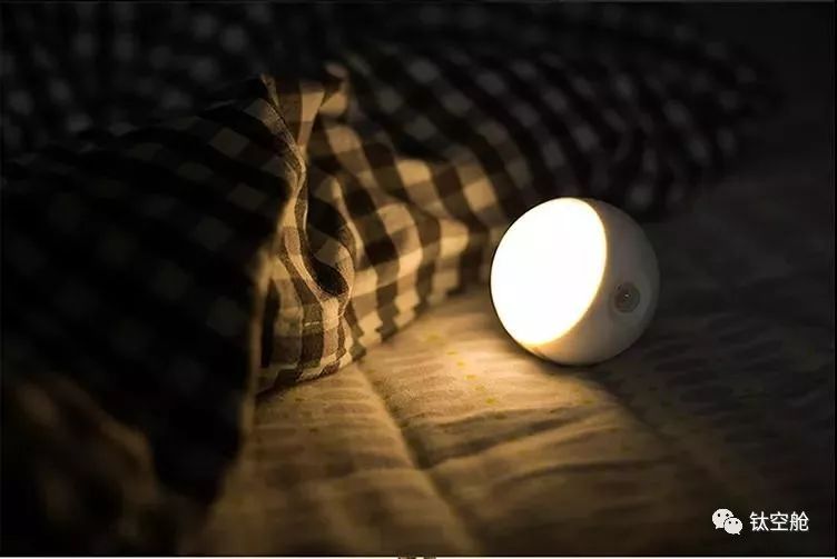 人性化智能小夜灯，靠近自动亮起，可固定、可分离，随身照明超便利 | 钛空舱