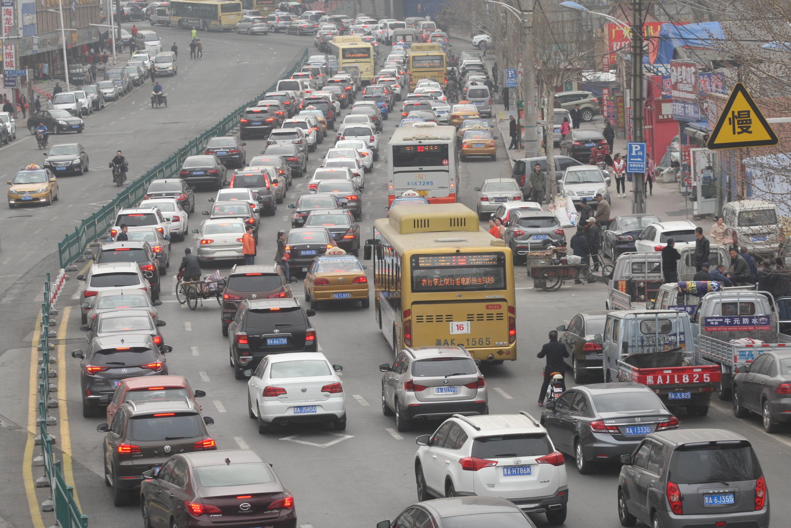今晨北京严重拥堵多路段飘红 时速低于20公里的路段达75条 | 北晚新视觉