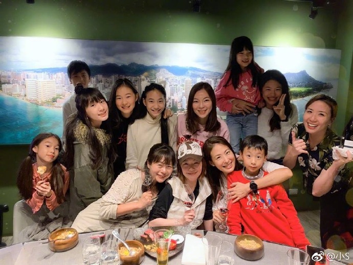 小S素颜和友人喝酒吃铁板烧，13岁女儿罕见出镜，被夸气质太好！