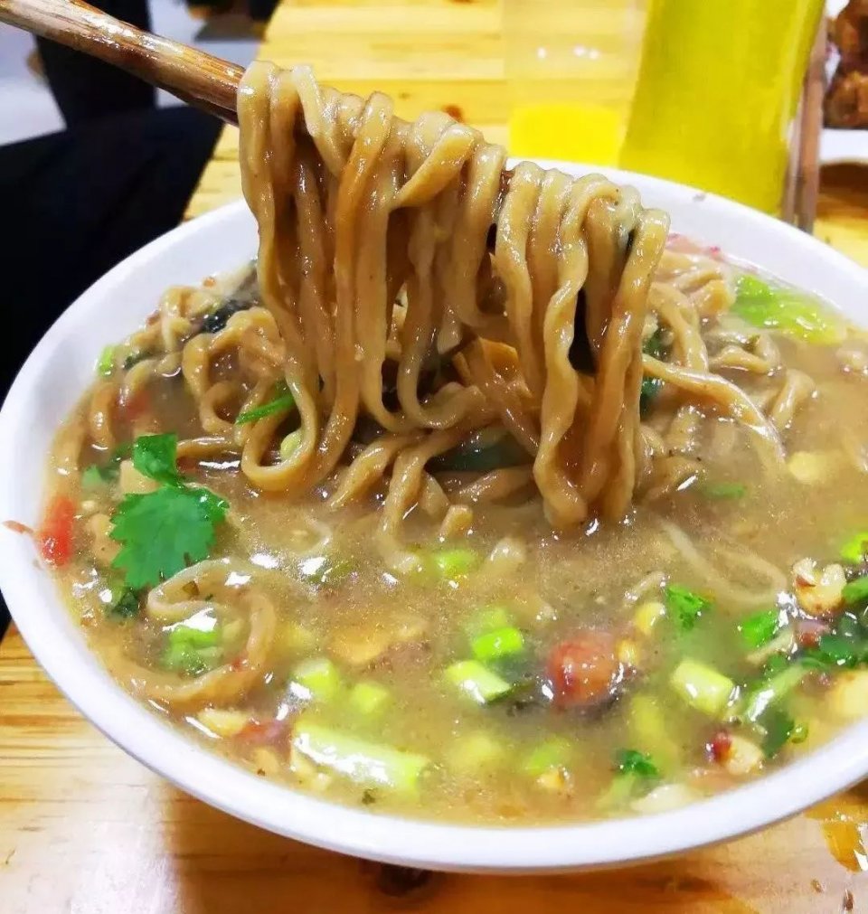 郑州火炸天的7碗面!还没下班就客满!