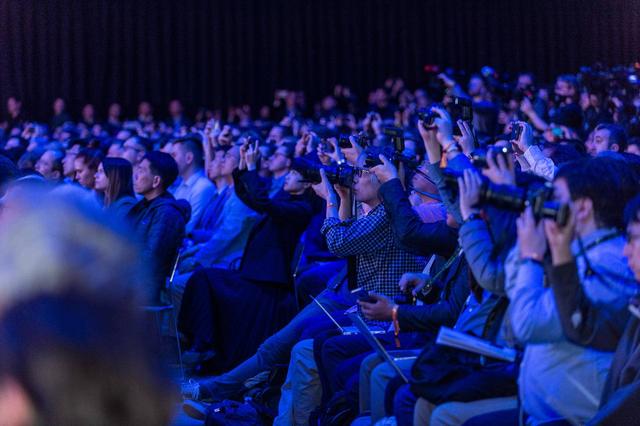 华为首款5G折叠手机惊艳，被赞薄和快，背后暗藏杀手锏