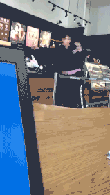 为了个“猫爪杯“，有人凌晨四点排队，有人店内大打出手…