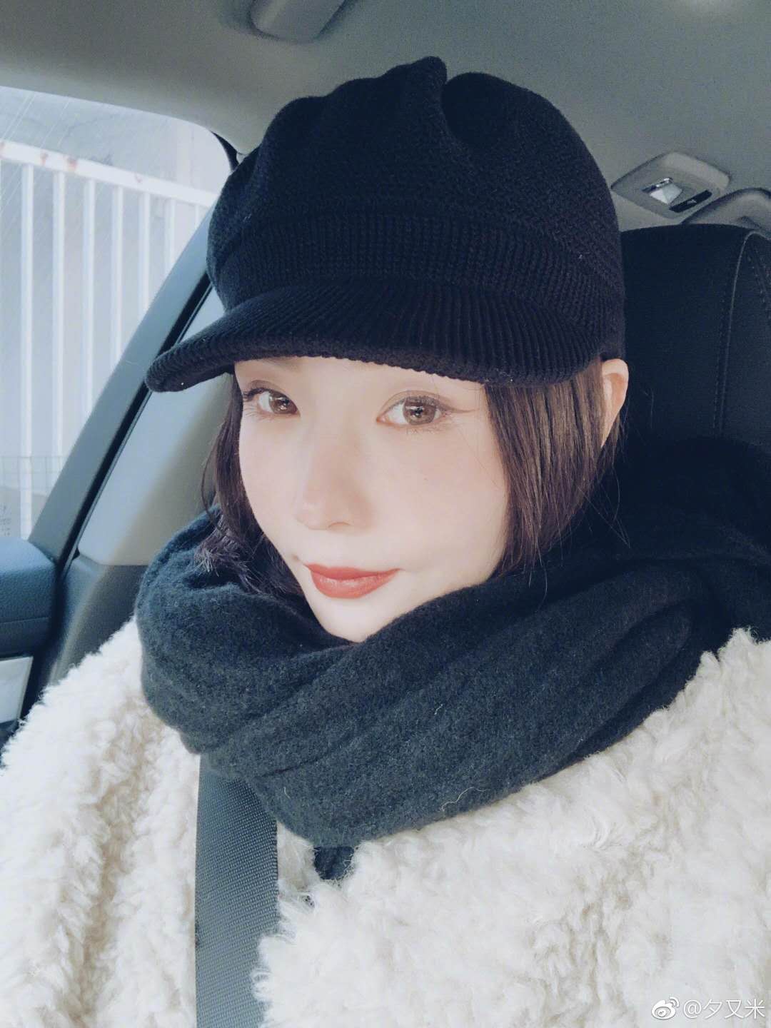 高晓松小18岁的前妻收到一大捧白玫瑰，网友的留言亮了