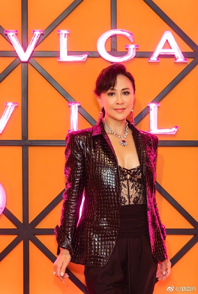 54岁刘嘉玲低胸蕾丝装出席活动，胸前的项链亮了！