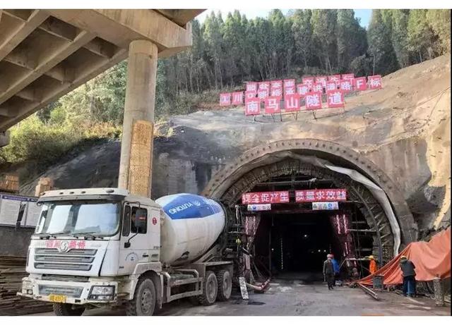 广元南马山隧道国庆前贯通双向两车道全长2405米