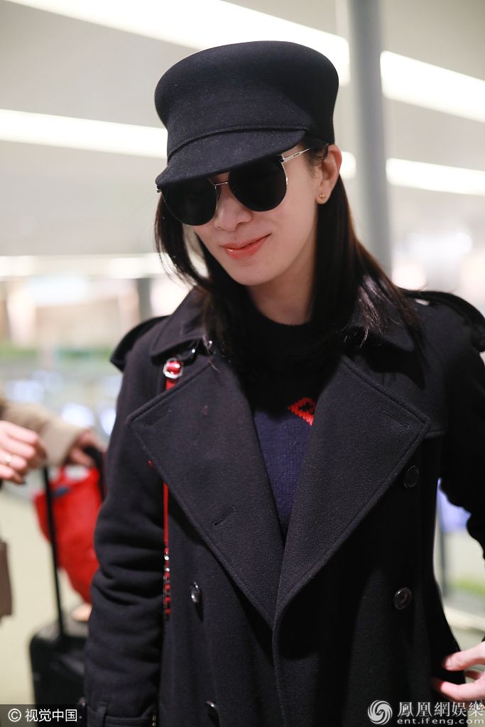 “霸气娘娘”佘诗曼走路带风气场强 单手托腮甜笑瞬间暖人心