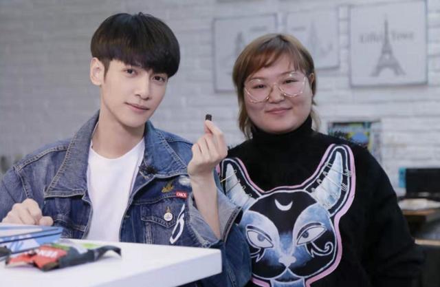 娱乐圈明星与助理的糖,简直又甜又酸,易烊千玺跟助理相爱相杀!