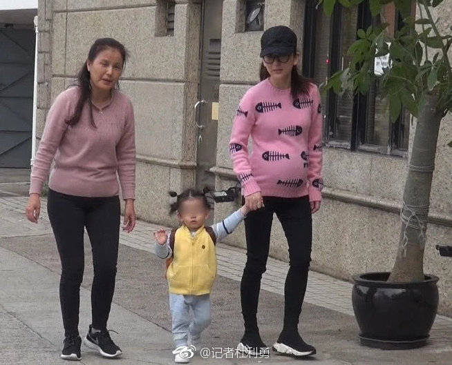 郭富城女儿正面曝光萌到爆，方媛肚子成焦点：看样子是儿子