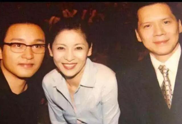 向太陈岚年轻时倾国倾城,美貌不输郭碧婷,在巩俐旁毫不输!