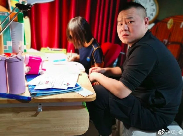 岳云鹏辅导女儿写作业 眉头紧锁哭笑不得