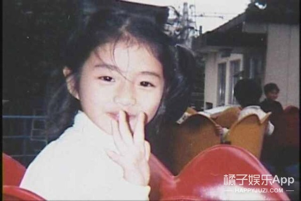 她这下巴是不是整失败了？