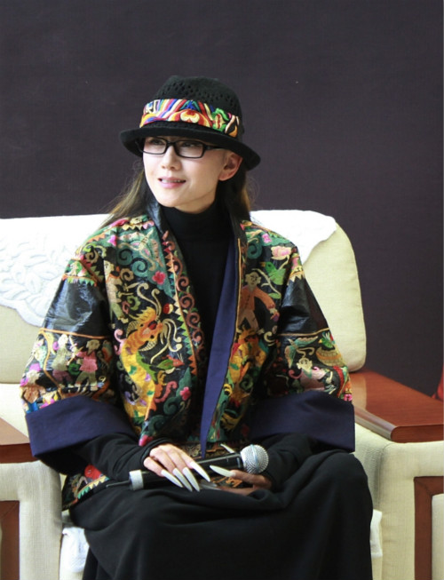 61岁杨丽萍生图惊艳，但笑容僵硬有点可怕