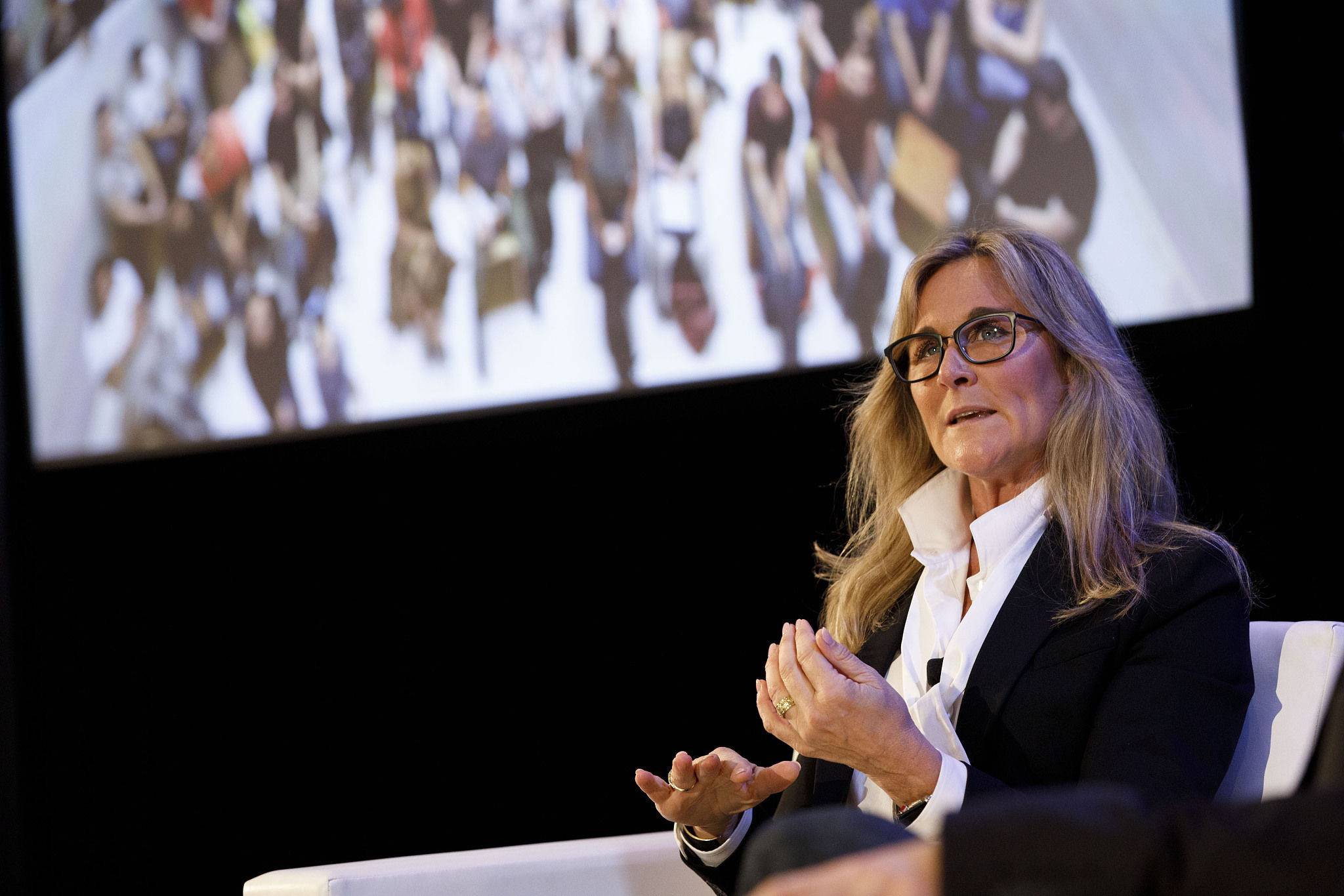 高层调整，苹果转型的第一步