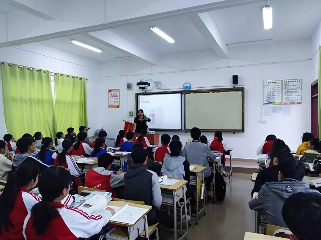 在上接待课容西中学曾昭飞老师在上接待课为及时掌握学校复习备考情况