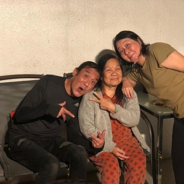 梁家辉爱女晒全家福好温馨，影帝搂妻女尽显好男人形象