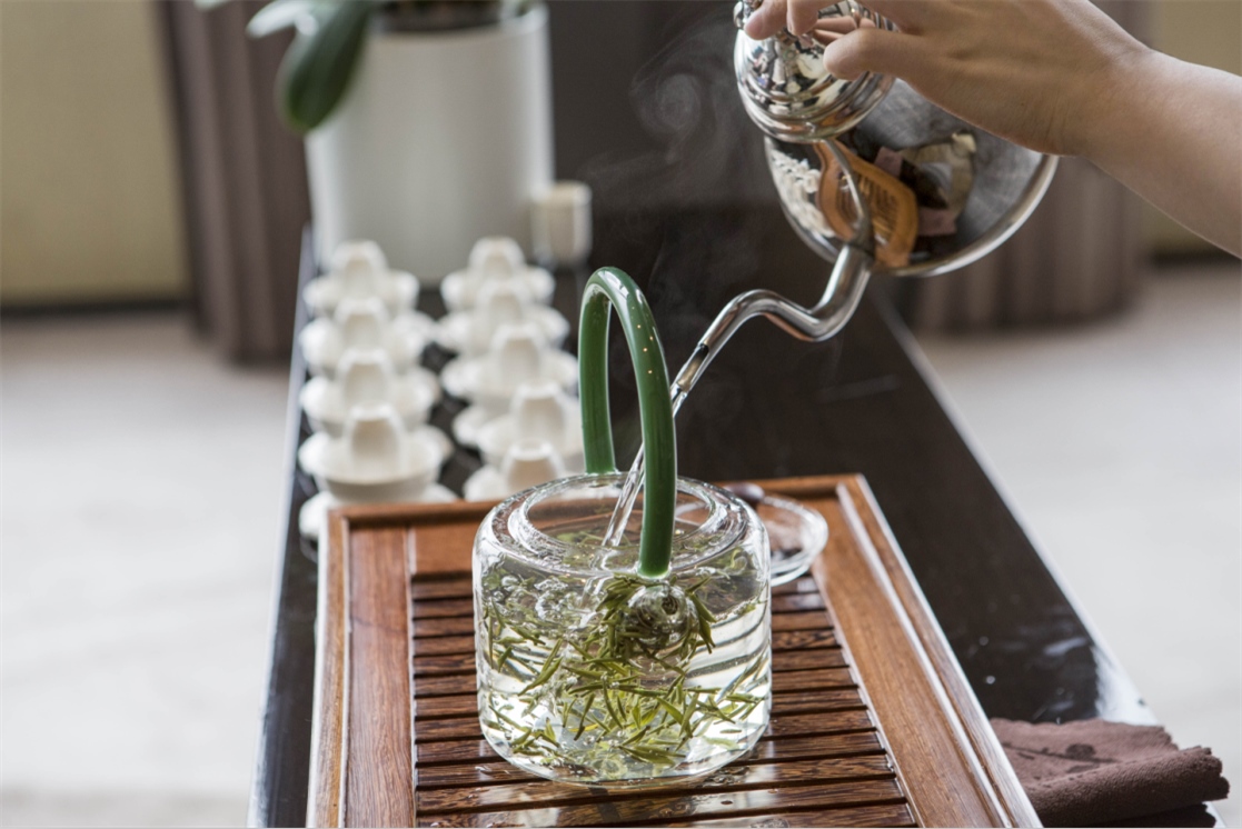 搣一牙蛋散入口，似从成都秒穿羊城“叹”茶