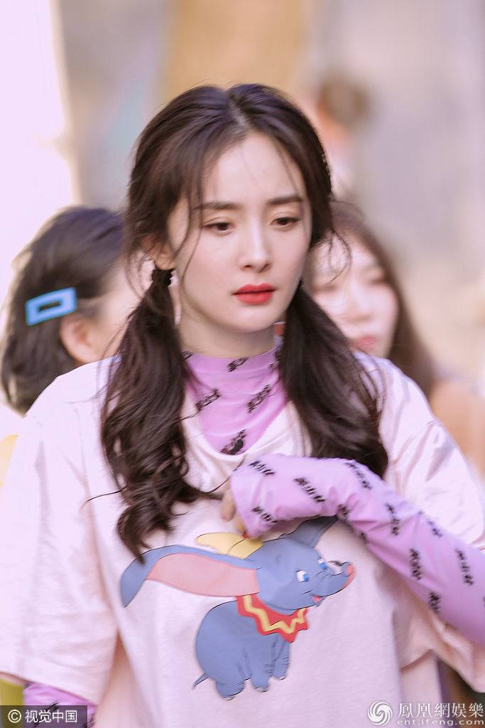 杨幂穿粉衣扎双马尾甜美可爱 身材纤细元气满满少女感满分