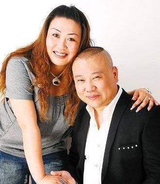 郭德纲4岁小儿子穿花褂子超像老郭，无意中暴露了家中欧式豪宅！