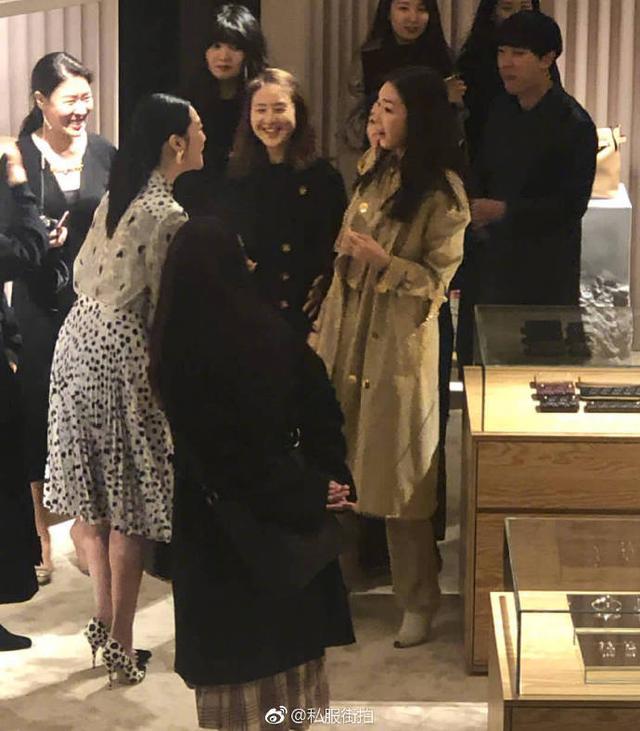雪莉最新外网生图,牙齿有点黄但身材真好,这皮肤就叫肤如凝脂吧