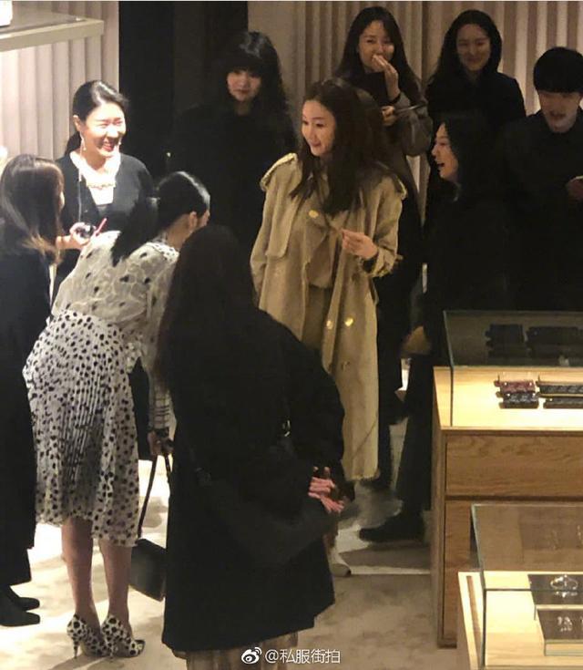 雪莉最新外网生图,牙齿有点黄但身材真好,这皮肤就叫肤如凝脂吧