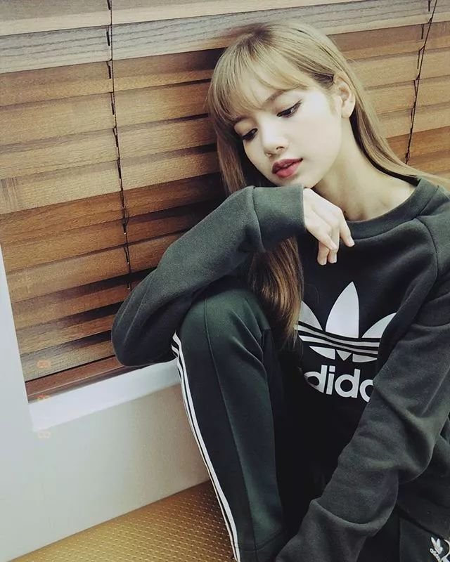 Lisa心机好深啊，为了显腿长居然这样穿牛仔裤！
