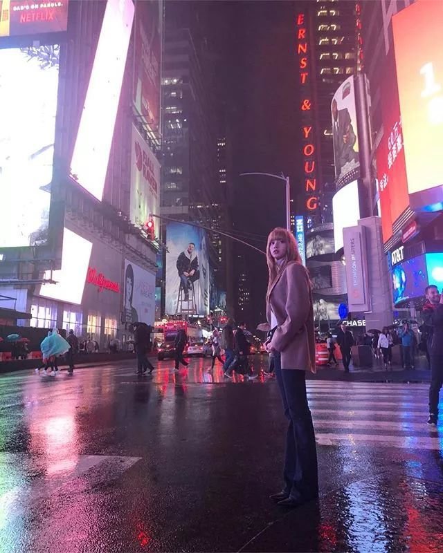 Lisa心机好深啊，为了显腿长居然这样穿牛仔裤！