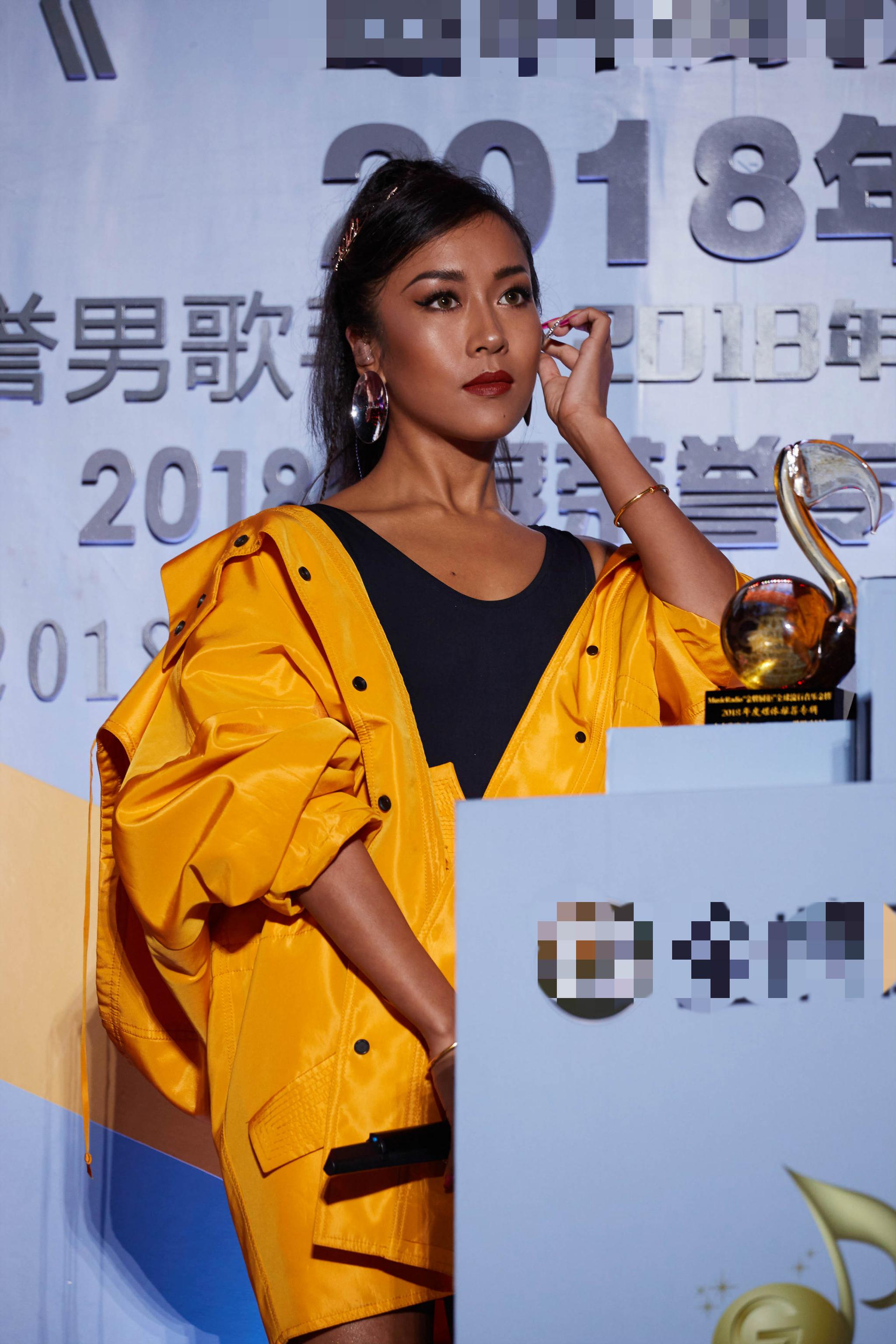 露肩初春look燃爆全场 吉克隽逸《孔雀》获年度金曲