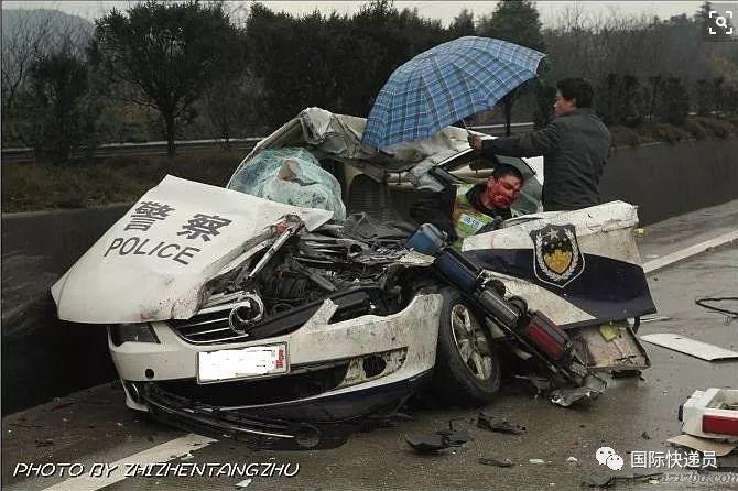 交警未系安全带，自罚两百扣两分，背后更多事值得深思